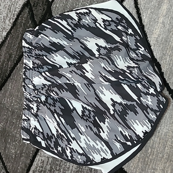 NIKE DRI-FIT MESH LINED LOGO SHORTS PRICE FIRM - Picture 9 of 10